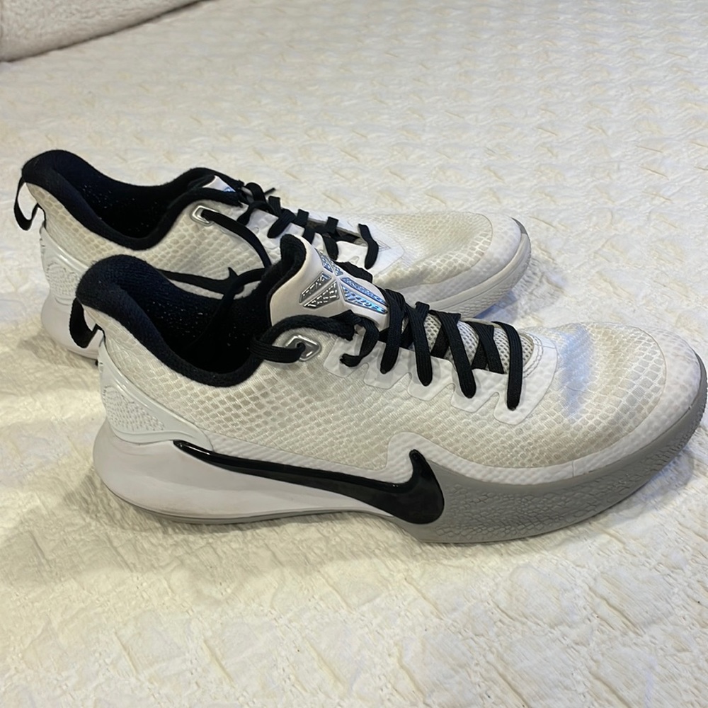 Women’s volleyball shoes size 9 Nike Kobe’s. Too big so reposhing